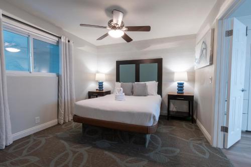 a bedroom with a bed and a ceiling fan at San Clemente Inn in San Clemente