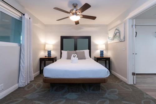 a bedroom with a bed and a ceiling fan at San Clemente Inn in San Clemente