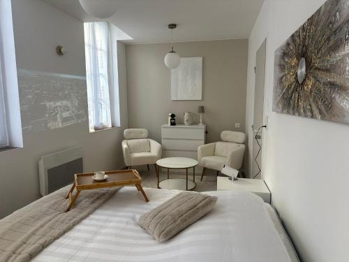 una camera con letto, tavolo e sedie di Maison des ambans chambres d'hotes hypercentre 200m de la gare et petit dejeuner inclus a Agen
