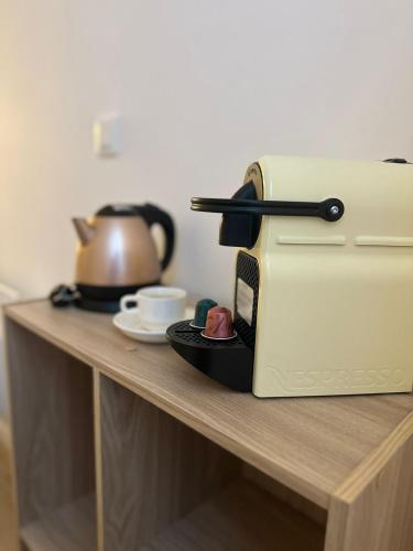 une bouilloire et une théière sur une table dans l'établissement Maison des ambans chambres d'hotes hypercentre 200m de la gare et petit dejeuner inclus, à Agen