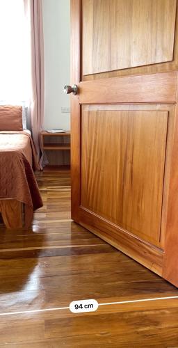 a room with a door and a wooden floor at Bungalows Paraíso Celeste in Bijagua