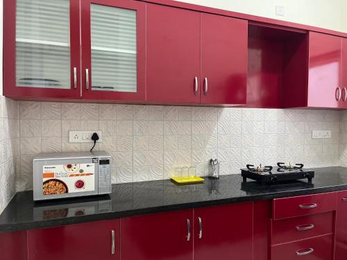 Kuchyň nebo kuchyňský kout v ubytování SSN Home Stays in Bangalore near PLAY Arena