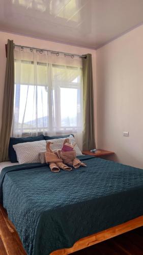 a bedroom with a bed with two stuffed animals on it at Bungalows Paraíso Celeste in Bijagua