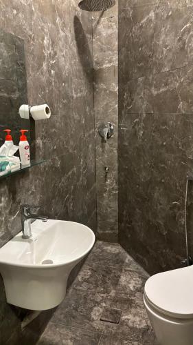 ein Badezimmer mit Waschbecken und Toilette in der Unterkunft ستديو in Riad