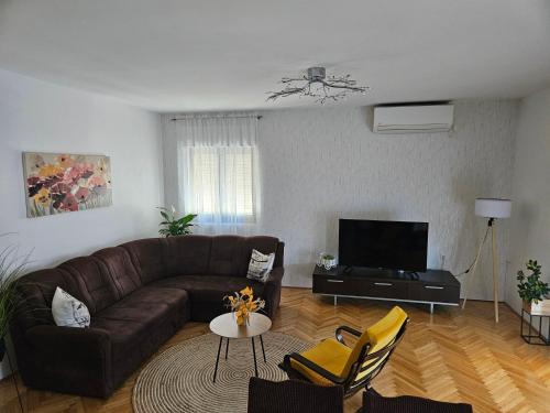 TV a/nebo společenská místnost v ubytování Apartments by the sea Kali, Ugljan - 17665