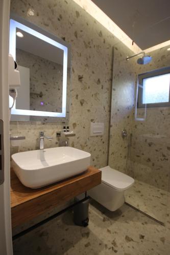 Ein Badezimmer in der Unterkunft W Cika Hotel