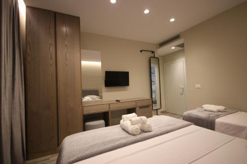 Ein Bett oder Betten in einem Zimmer der Unterkunft W Cika Hotel