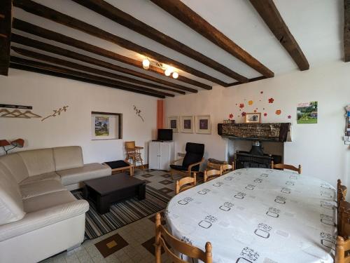 - un salon avec un canapé, une table et une cheminée dans l'établissement Charmant gîte en Berry avec terrasses, jardin et parking privé, proche de Nohant et La Châtre - FR-1-591-35, à Lourouer-Saint-Laurent