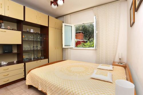 Apartments with parking space Supetar, Brac - 21655