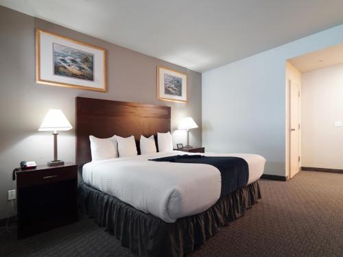 a bedroom with a large bed in a hotel room at BayVue Hotel, Resort & Suites in Ocean Shores