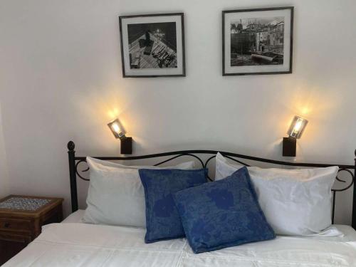 Apartments with parking space Senj - 23402