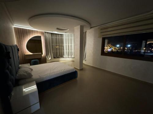 Ένα ή περισσότερα κρεβάτια σε δωμάτιο στο Modernes Apartment in Tanger mit Blick auf Marjane