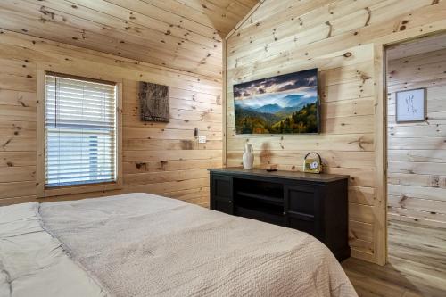 Katil atau katil-katil dalam bilik di Oasis, Pickleball Court, Creek, WIFI, Mountain Views, Starting at 79"
