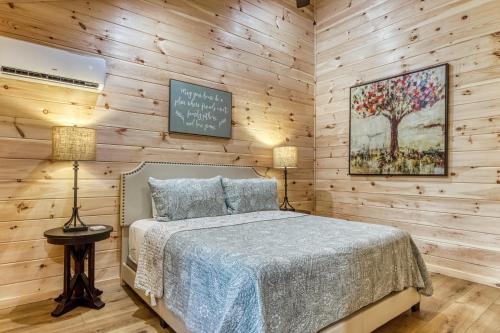 Ένα ή περισσότερα κρεβάτια σε δωμάτιο στο Open Sky Retreat, Pickleball Court, Creek, WIFI, Mountain Views, Starting at 79"