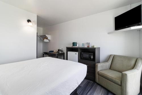 TV a/nebo společenská místnost v ubytování Snyders Shoreline Inn