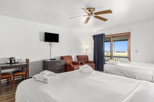 Postel nebo postele na pokoji v ubytování Snyders Shoreline Inn