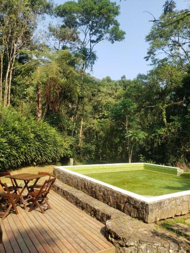 a wooden deck with a smallificialificialificialificialificialificialificialificialificialificial at Sítio em Lumiar com piscina natural, sauna, churrasqueira e lareira in Nova Friburgo