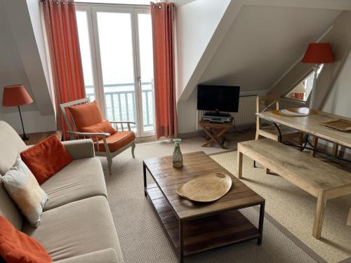 a living room with a couch and a table at Topaze - Vue Mer & Fort - Confort & Evasion in Ambleteuse