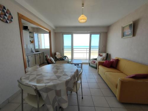 Photo de la galerie de l'établissement Charmant appart 1 chambre, proche plage, parking, idéal pour 5 pers. - FR-1-323-302, à Saint-Jean-de-Monts