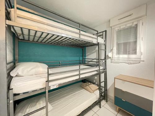 une chambre avec deux lits superposés dans l'établissement Appartement familial 5 pers, piscine, front de mer, parking, proche commerces - FR-1-338-553, à Sète