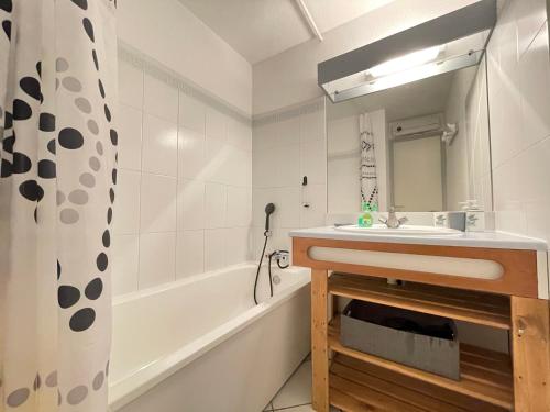 une salle de bain avec un lavabo et une baignoire dans l'établissement Appartement familial 5 pers, piscine, front de mer, parking, proche commerces - FR-1-338-553, à Sète