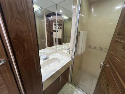 a bathroom with a sink and a shower at Hotel Fiesta Alteña in Tepatitlán de Morelos