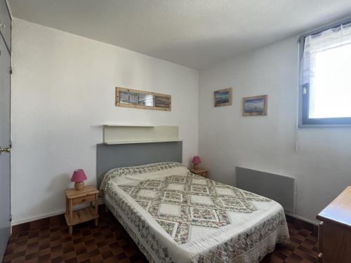 une chambre avec un lit et une fenêtre dans l'établissement Spacieux T2 pour 4p avec terrasse, parking privé à 400m de la plage, quartier animé, animaux OK - FR-1-799-9, au Barcarès