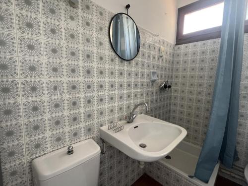 une salle de bain avec un lavabo, des toilettes et un miroir dans l'établissement Le Barcarès, studio pour 2, terrasse, parking, animaux bienvenus, accès direct plage - FR-1-799-1, au Barcarès