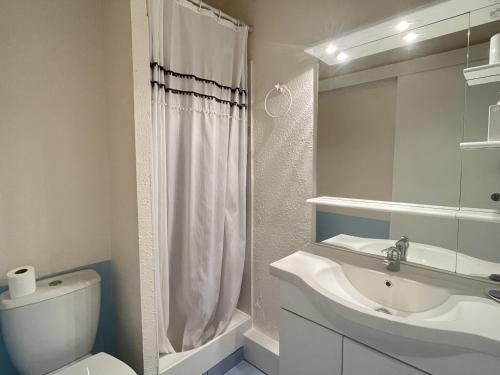 une salle de bain blanche avec un lavabo et des toilettes dans l'établissement Le Barcarès: T2 moderne climatisé, au bord de mer, 4 pers, parking sécurisé - FR-1-799-4, au Barcarès