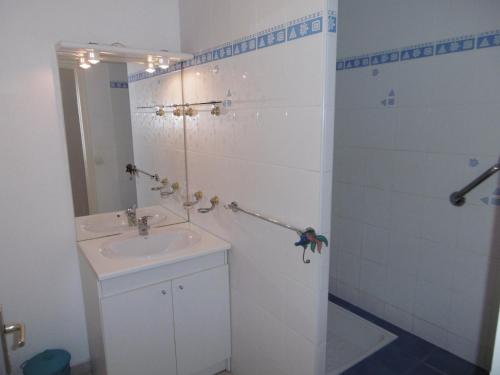 une salle de bain blanche avec un lavabo et une douche dans l'établissement Agréable T3 à 2 pas de la plage - 4P - Parking sécurisé - Animaux acceptés - FR-1-799-6, au Barcarès