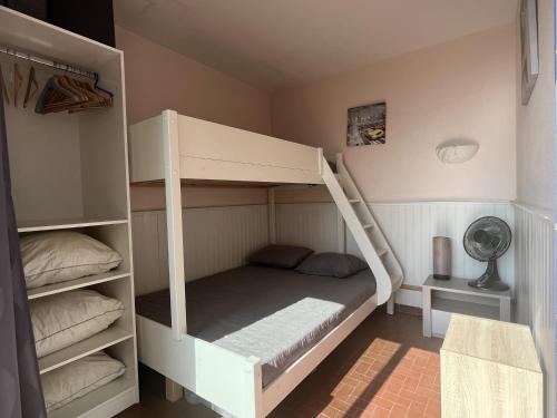 Ce lit superposé se trouve dans un dortoir doté de lits superposés. dans l'établissement T2 au Barcarès avec terrasse et parking, proche commerces - FR-1-799-12, au Barcarès