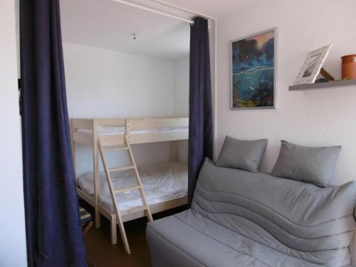 - une chambre avec des lits superposés et un canapé dans l'établissement Studio Alcôve 3/4P, Grande Terrasse, Proche Plage - Parking Privé, Quartier Animé - Le Barcarès - FR-1-799-13, au Barcarès