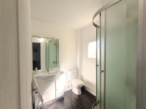 une salle de bain blanche avec un lavabo et des toilettes dans l'établissement T2 Mezzanine Climatisé avec Terrasse - 5 Pers. Près Plage et Parc des Dosses - Parking Inclus - FR-1-799-17, au Barcarès