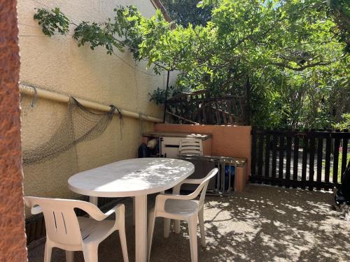 Charmant T3 climatisé en RDC, terrasse fleurie, idéal famille, 6P, proche plage, parking inclus - FR-1-799-18