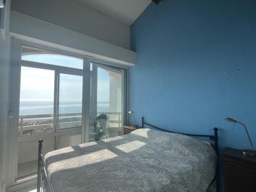 une chambre avec un lit et une grande fenêtre dans l'établissement Appartement T2 Cabine Mezzanine avec Parking à 50m de la Plage - FR-1-799-23, au Barcarès