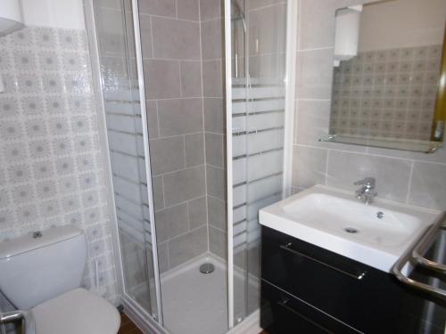 une salle de bain avec une douche, des toilettes et un lavabo dans l'établissement Agréable Studio en Bord de Mer avec Terrasse et Parking - Le Barcarès - FR-1-799-28, au Barcarès