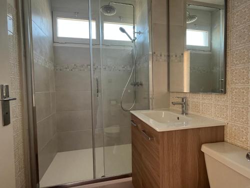 une salle de bain avec douche et lavabo dans l'établissement Charmant T2 au Barcarès - Accès plage - 4P - Terrasse - Parking - FR-1-799-10, au Barcarès