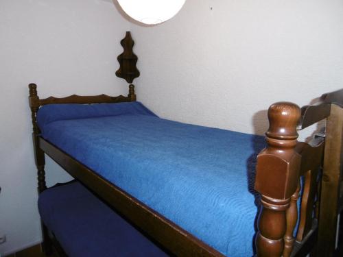 une chambre avec un lit avec un couvre-lit bleu dans l'établissement Le Barcarès - Résidence Front de Mer - T2 Alcôve RDC - 4 Pers - Grande Plage - Parking Inclus - FR-1-799-11, au Barcarès