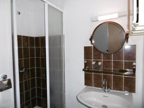 une salle de bain avec un lavabo et un miroir dans l'établissement Le Barcarès - Résidence Front de Mer - T2 Alcôve RDC - 4 Pers - Grande Plage - Parking Inclus - FR-1-799-11, au Barcarès