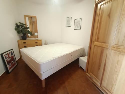 une chambre avec un lit blanc dans une pièce dans l'établissement Le Barcarès : T2 tout confort avec parking privé, animaux admis - FR-1-799-44, au Barcarès