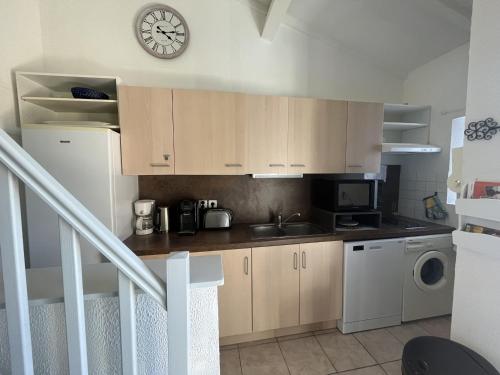 Photo de la galerie de l'établissement Villa T4 climatisée à Le Barcarès, terrasse, parking, proche plage, idéale famille, animaux ok - FR-1-799-26, au Barcarès