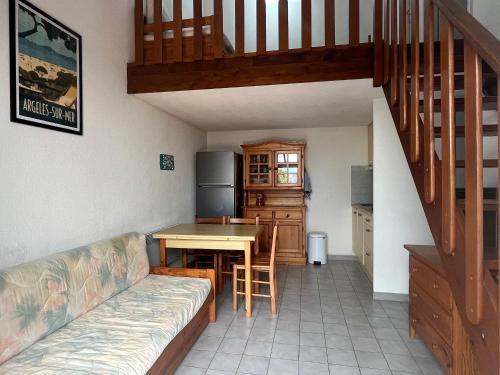 un salon avec un canapé et une table et une cuisine dans l'établissement Charmante Villa T3 Mezzanine Climatisée - Terrasse - 400m de la Plage - 6P - Parking - FR-1-799-29, au Barcarès