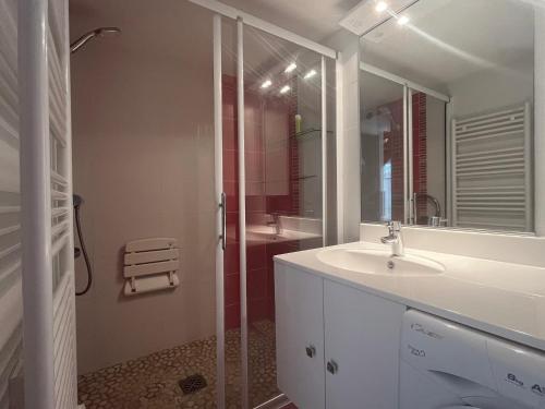 une salle de bain avec un lavabo et un miroir dans l'établissement Charmante Villa T3 Mezzanine Climatisée - Terrasse - 400m de la Plage - 6P - Parking - FR-1-799-29, au Barcarès