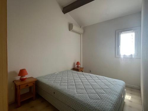 une chambre avec un lit et une fenêtre dans l'établissement Charmante Villa T3 Mezzanine Climatisée - Terrasse - 400m de la Plage - 6P - Parking - FR-1-799-29, au Barcarès