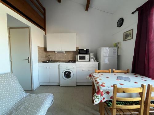 Photo de la galerie de l'établissement Villa T2 Mezzanine 4P avec Parking en bord d'étang à 2,5 km de la mer - FR-1-799-30, au Barcarès