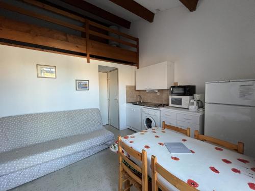 Photo de la galerie de l'établissement Villa T2 Mezzanine 4P avec Parking en bord d'étang à 2,5 km de la mer - FR-1-799-30, au Barcarès