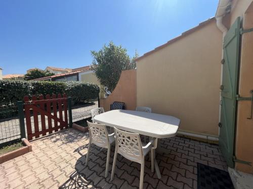 Photo de la galerie de l'établissement Villa T2 Mezzanine rénovée climatisée 5P proche Grande Plage, Terrasse, Parking privé - FR-1-799-36, au Barcarès