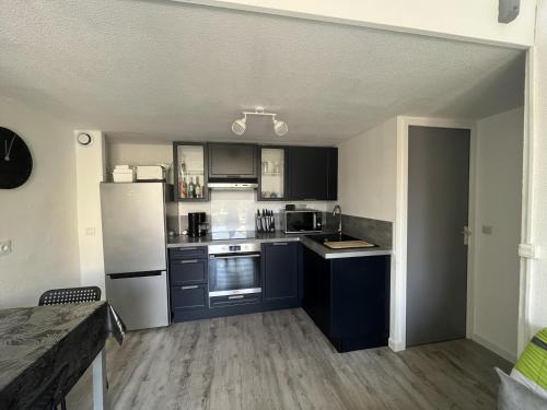 Photo de la galerie de l'établissement Villa T2 Mezzanine rénovée climatisée 5P proche Grande Plage, Terrasse, Parking privé - FR-1-799-36, au Barcarès