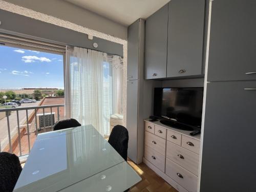 Photo de la galerie de l'établissement Beau Studio Alcôve, 4P, Piscine/Tennis, 150m Plage, Village Animé - FR-1-799-37, au Barcarès