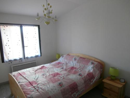 a bedroom with a bed and a window at Le Barcarès - Villa T3 Coquette - Résidence Calme - Proche Plage, Port, et Village - Parking Privé - FR-1-799-38 in Le Barcarès